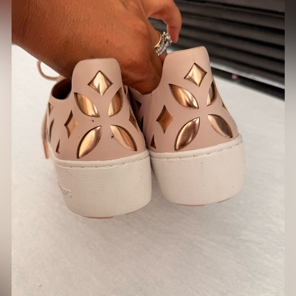 Michael Kors MIMI Sneakers
Perforated Lasered Leather Lace Up
Trainers 7.5 US - Picture 4 of 8